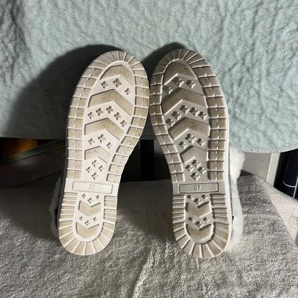 Cozy Gray Faux Fur Lined Slippers - Picture 2 of 6